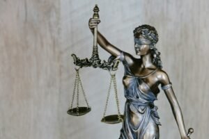 Texas Truck Accidents: Should You Call A Lawyer Or Insurance Company First?